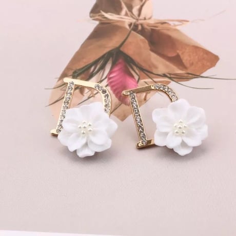 D × flower pierce