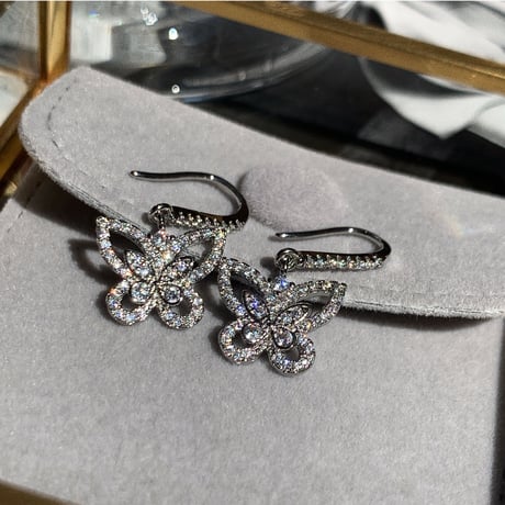 double butterfly hook pierce