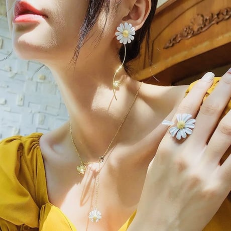 daisy × bee chain necklace