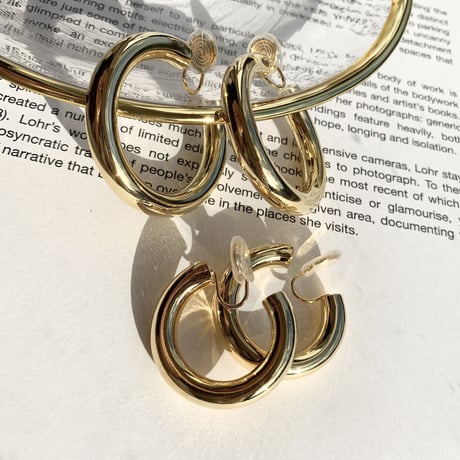 simple gold hoop earring