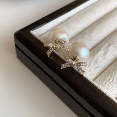 ribbon × pearl catch pierce