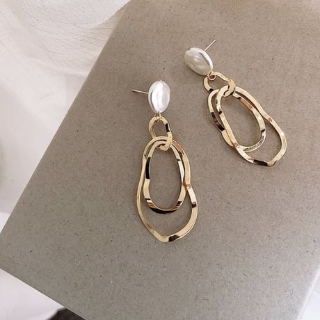 baroque pearl 2 hoop pierce
