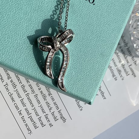 three-dimensional ribbon necklace