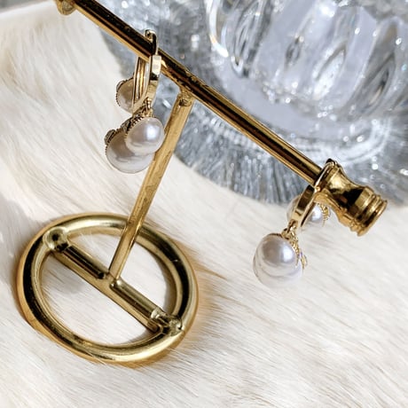stone ×  pearl bowl loop pierce