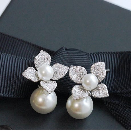 flower × pearl pierce