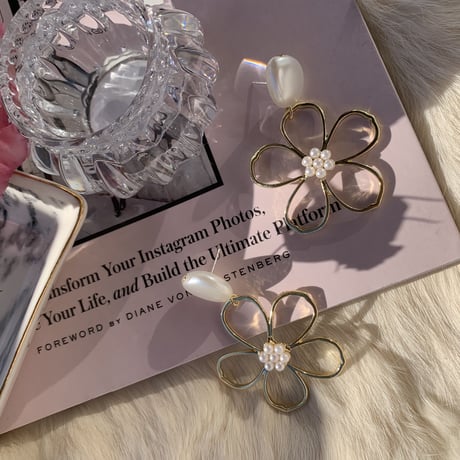 flower × pearl big pierce