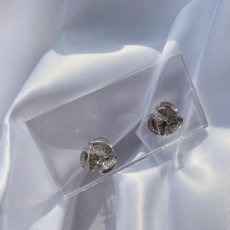 stone curve one point pierce