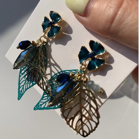 blue stone reef × flower pierce
