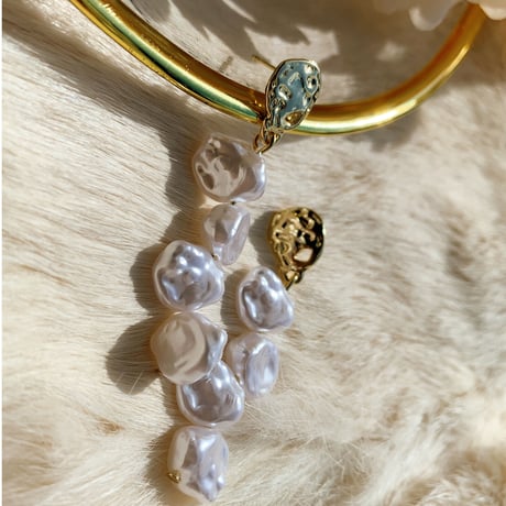gold × baroque pearl pierce