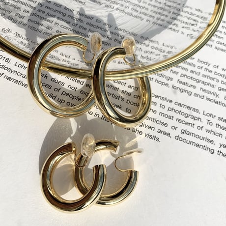simple gold hoop earring