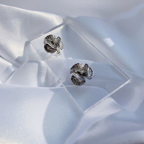 stone curve one point pierce