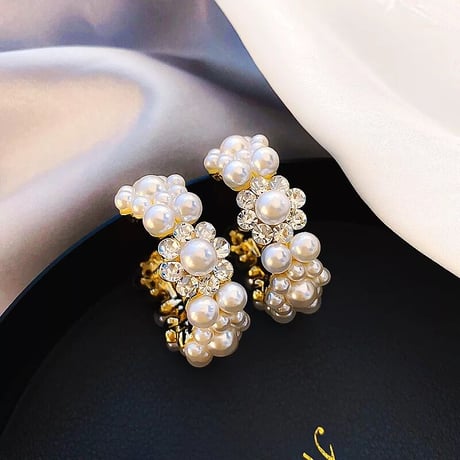 pearl × flower hoop pierce