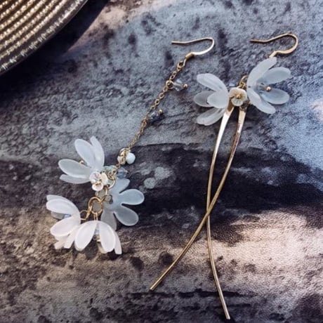 flower  asymmetry hook pierce/earring