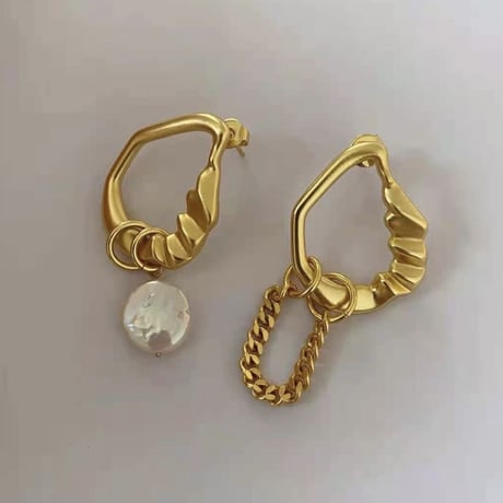 gold × baroque pearl asymmetry  pierce