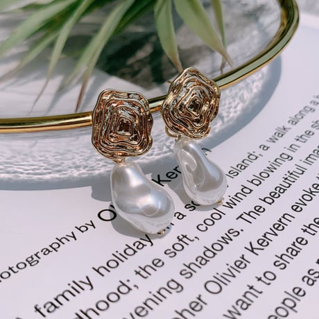 vintage gold × baroque pearl  pierce