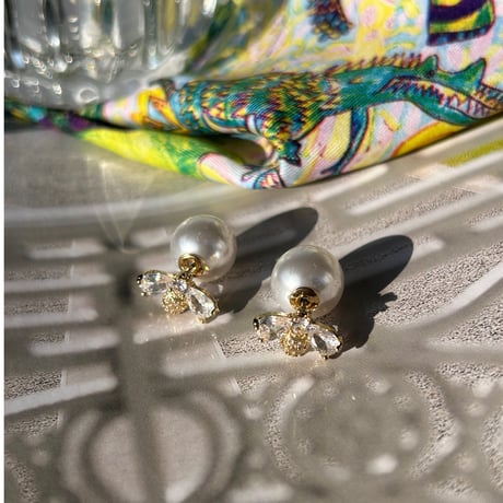 bee pearl catch pierce