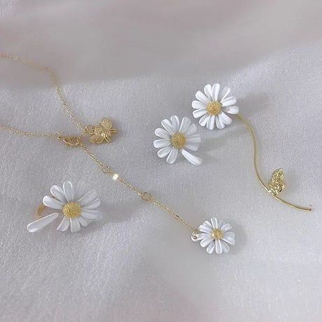 daisy × bee chain necklace