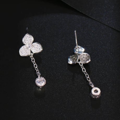clover × chain stone pierce