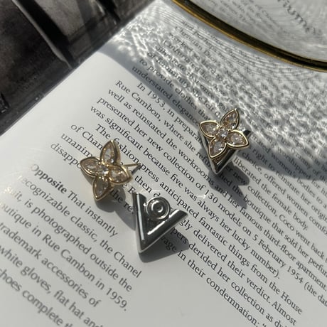 flower stone × V catch pierce