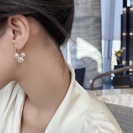 stone ×  pearl bowl loop pierce