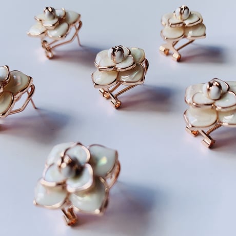 white flower  pink gold pierce/earring