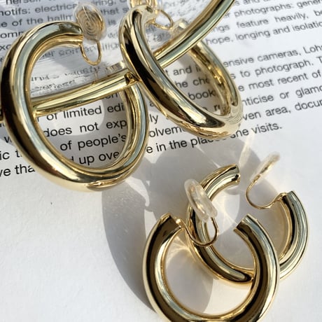 simple gold hoop earring