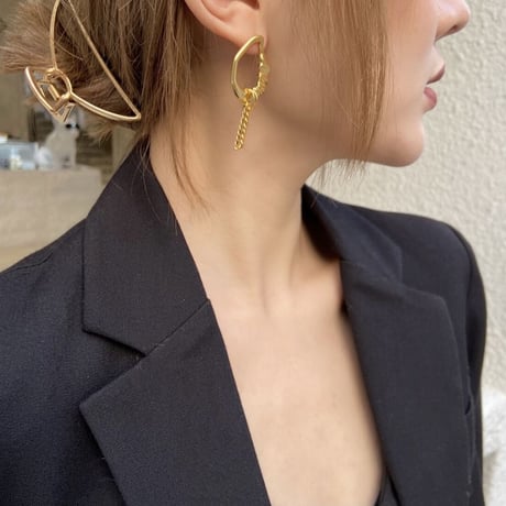 gold × baroque pearl asymmetry  pierce