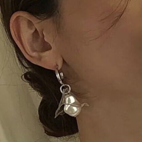 petal × baroque pearl loop pierce