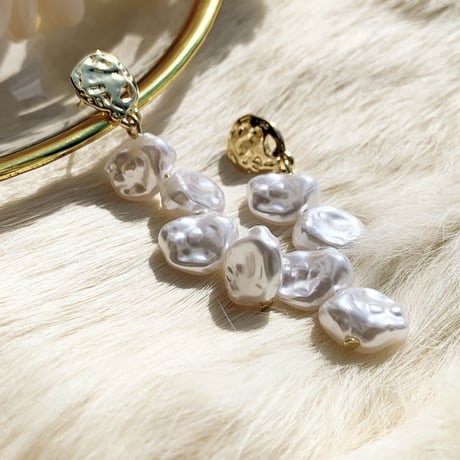 gold × baroque pearl pierce