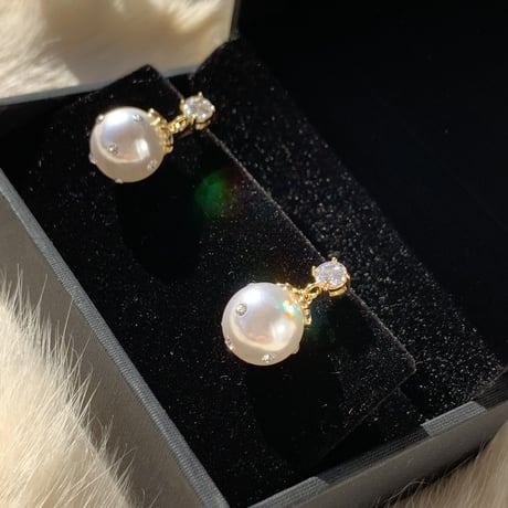 dot pearl × stone pierce