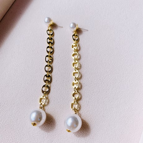 pearl × chain pearl catch pierce