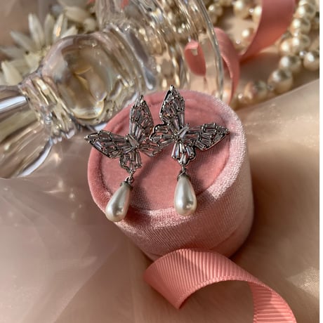 butterfly × drop pearl pierce