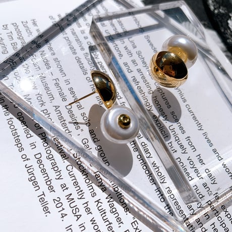 gold × pearl catch pierce