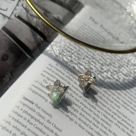flower stone × V catch pierce