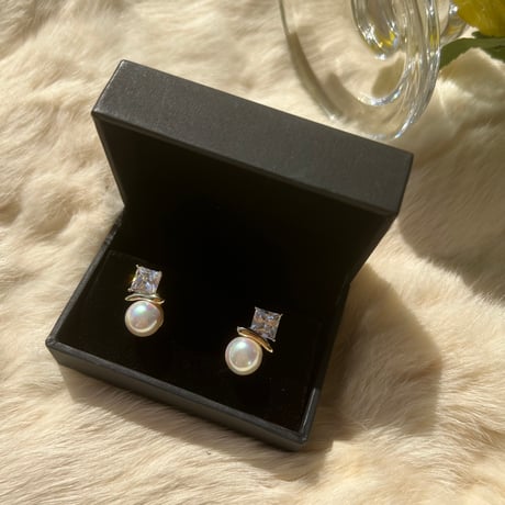 pearl × square stone pierce