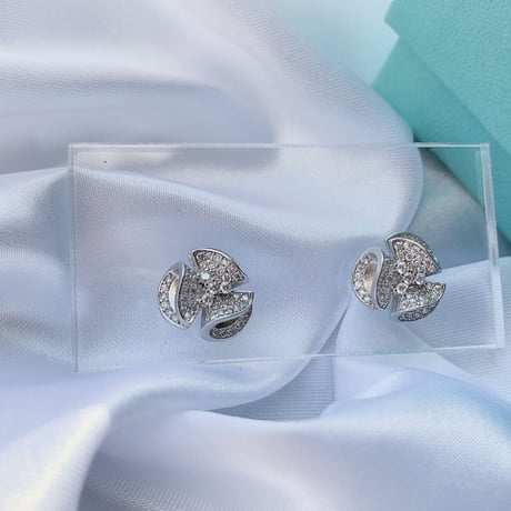 stone curve one point pierce