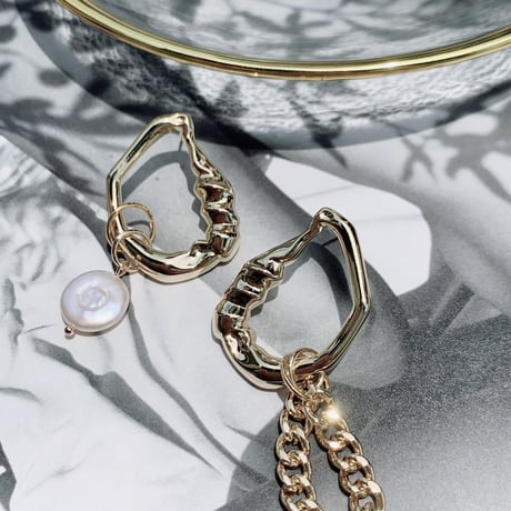 gold × baroque pearl asymmetry  pierce