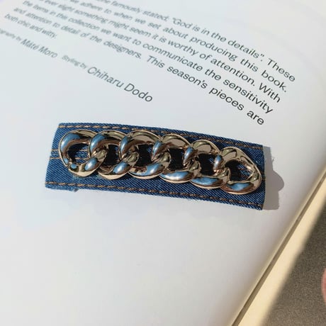 denim × gold chain hair pin