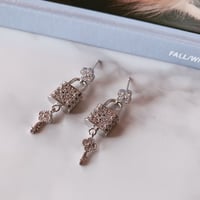 flower × key pierce