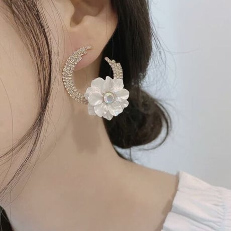 crescent moon × flower pierce