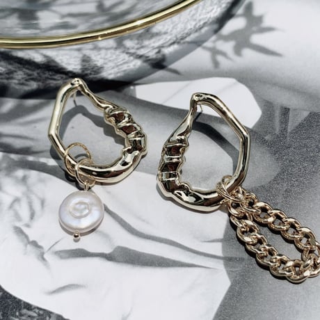 gold × baroque pearl asymmetry  pierce