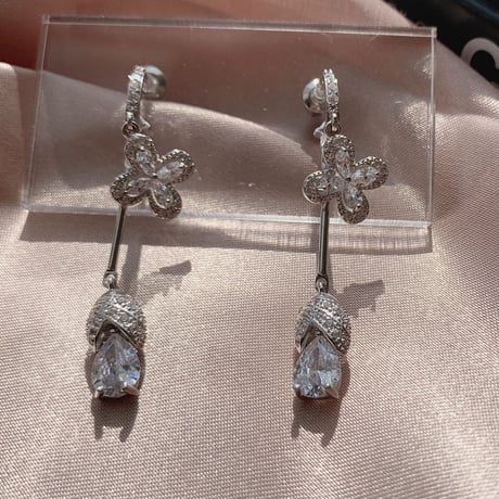 flower × drop stone long loop pierce