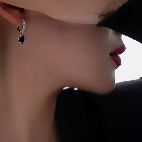 drop pearl × black stone asymmetry pierce