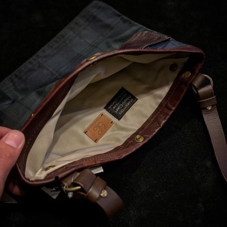 Biburycourt / WAXED COTTON SACOCHE