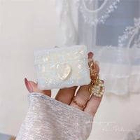 ホワイトハートのシェルAirPodsケース