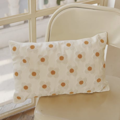 デイジーの刺繍の枕カバー