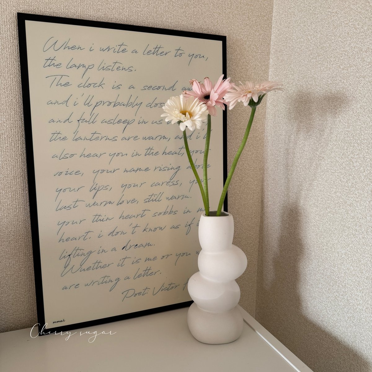 抽象デザイン 陶器製花瓶 陶器製の抽象模様の花瓶 おさかな模様 陶器の花瓶（三角形） ZA462