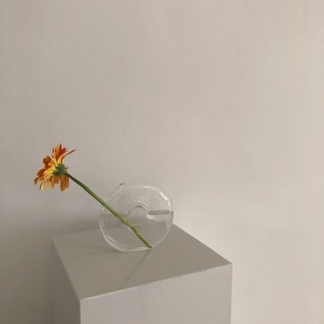 ガラスの透明な花瓶