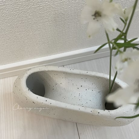 陶器のモダンフラワーベース