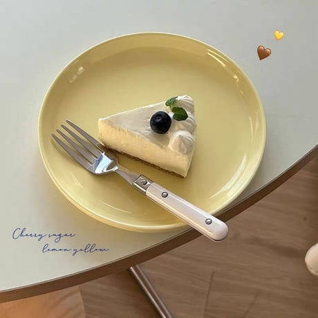 レモンイエローのデザートプレート